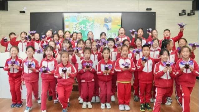 美林美育大课堂走进校园:让孩子们用最常见的材料,创作独一无二的“松塔猫头鹰”