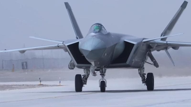 中国空军推出新型极限训练:让歼-20、歼-16、歼-10同时跳伞