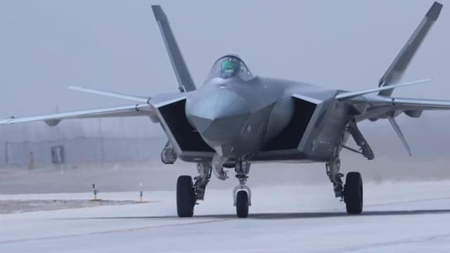 中国空军推出新型极限训练:让歼-20、歼-16、歼-10同时跳伞