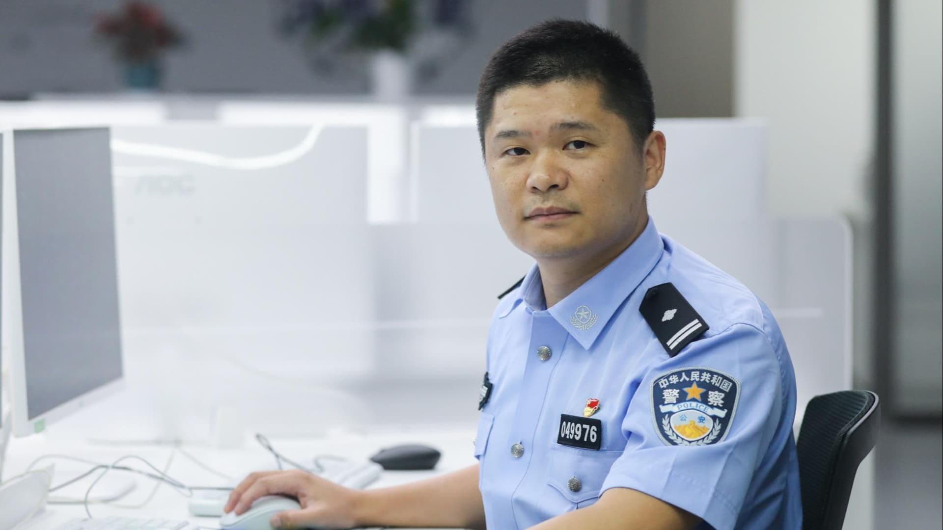 独家:'警察爸爸' 宋柳丰揭秘如何在抓捕犯罪嫌疑人中找到育儿灵感