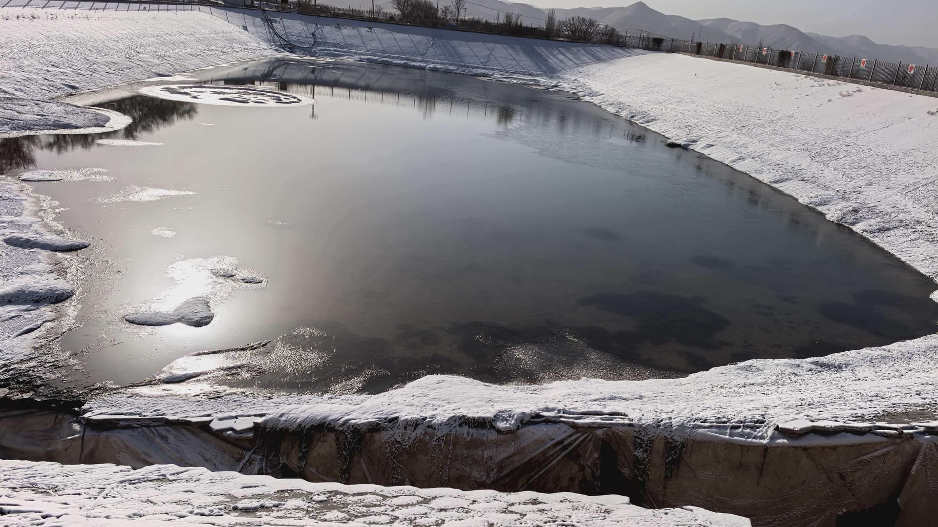 甘肃会宁县抗旱水池漏水事件引发关注:专家称'合理的不合理'