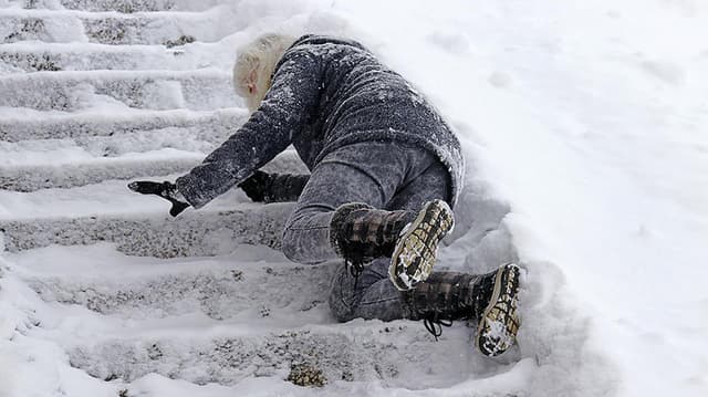 雪天安全出行指南:企鹅教你如何不“打出溜”