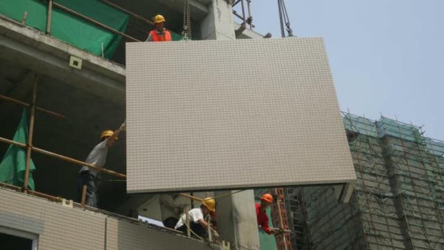 专家指出:‘玻璃盒子’住宅设计安全性存疑,购房者该如何应对?