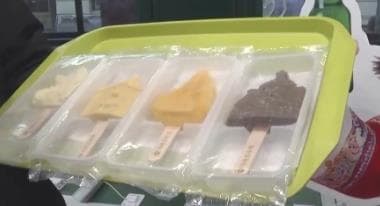 哈尔滨市民逆天寒潮尝鲜:-20℃下吃冰激发“冰雪+”新经济